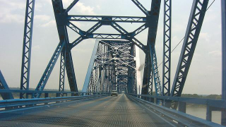 Illustration for article titled The Ten Scariest Bridges In The World
